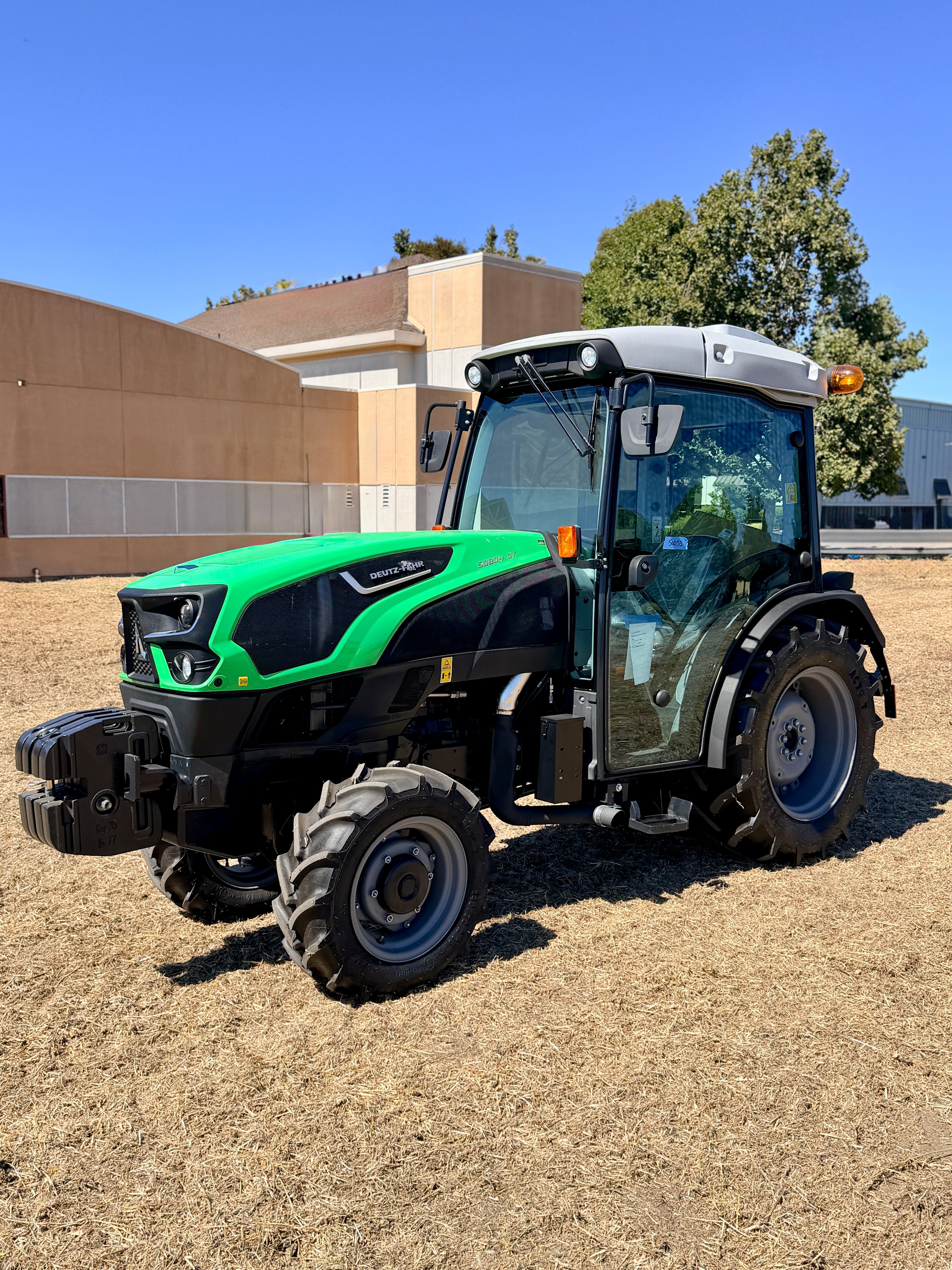 DF-5080.4DV-tractor front left view